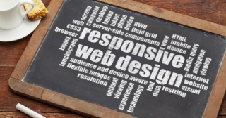 Tabuľa s nápisom responsive web design a tagmi