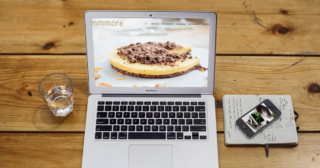 Austrálsky raw sweets e-shop notebook mockup na stole