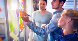 Ako na grafický návrh? dizajnéri pracujúci na návrhu