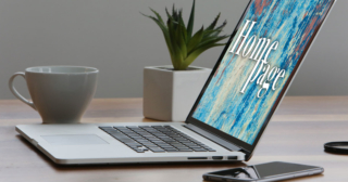 Ako optimalizovať vašu domovskú stránku, pracovný stôl s notebookom a kvetom