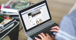 3 kroky k vystavaniu efektívnej Facebookovej stratégie, notebook s facebookom v prehliadači