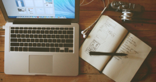 10 dôvodov, prečo zlyhávajú vaše webové projekty, stôl s notebookom a poznámkovým blokom