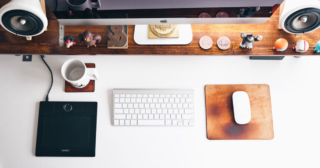 Web dizajnéri! Viete, čo sa od vás očakáva? stôl s IMacom a postavičkami