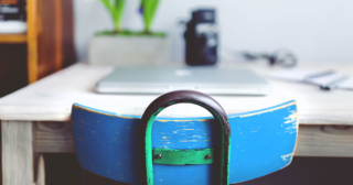 Prečo ľudia opúšťajú web? prázdna stolička a stôl