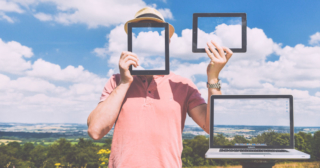 Cross-device Tracking alebo sledovanie naprieč zariadeniami, krajinka s postavou, tabletmi a notebookom