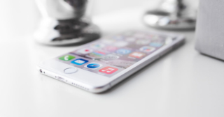 Ako na Mobilný marketing, mobilný telefón na stole