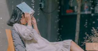 Predpoveď počasia vo vrecku, dievča s knihou v daždi