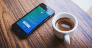 TOP 5 aplikácií pre iOS – Júl 2019 iphone a káva na stole