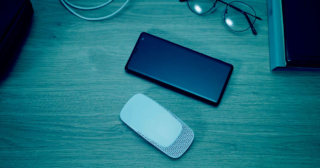 Boj s teplom na novej úrovni, stôl s mobilom a mini klimatizáciou