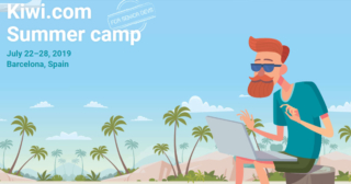 Summer Camp pre senior developerov? Prečo nie! ilustrovaná pláž s palmami a developerom