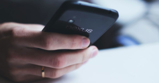 7 užitočných Google aplikácií, ktoré pravdepodobne nepoužívate, google nexus v ruke