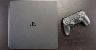 PlayStation 4 sa stal najrýchlejšie predávanou konzolou, ovládaž a herná konzola